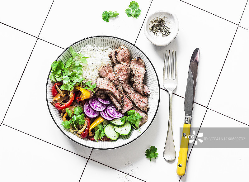 均衡的午餐-烤牛排，蔬菜和米饭在一个轻的背景，俯视图图片素材