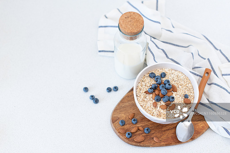 燕麦粥，核桃，蓝莓和香蕉在碗-健康的乡村早餐图片素材