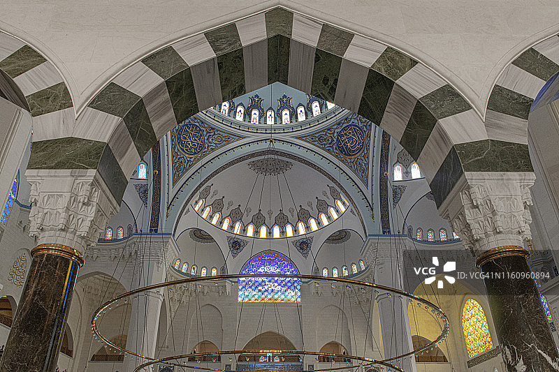 位于土耳其伊斯坦布尔的卡姆利卡大清真寺内部图片素材