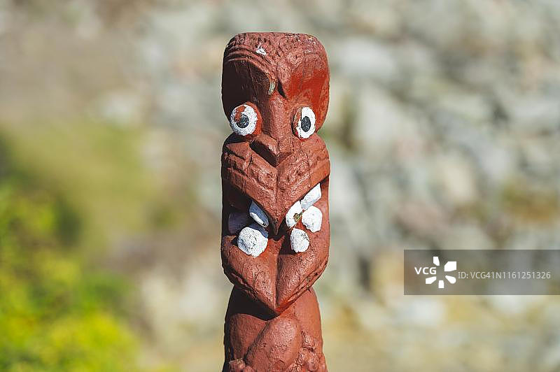 新西兰北岛丰饶湾罗托鲁阿瓦卡雷瓦瓦手工雕刻的毛利人传统木雕雕像图片素材