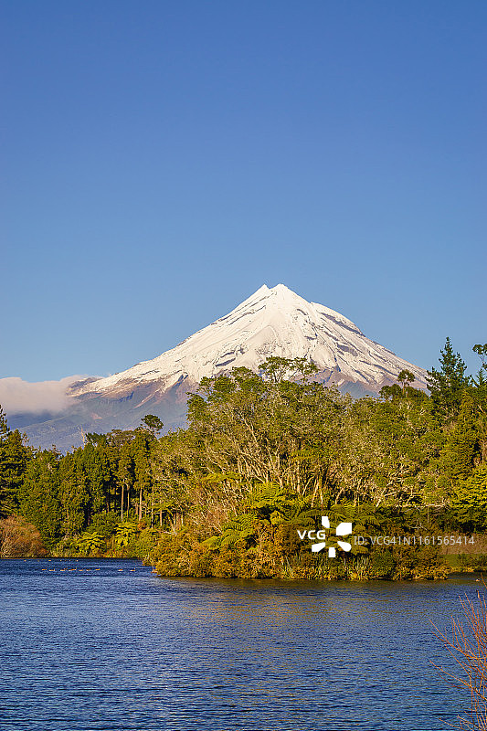 塔拉纳基山和曼加马霍湖，新西兰。图片素材