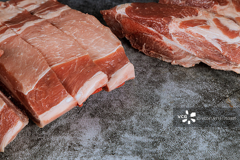 新鲜的生肉，红猪肉，准备在烤架上烤或烧烤。图片素材