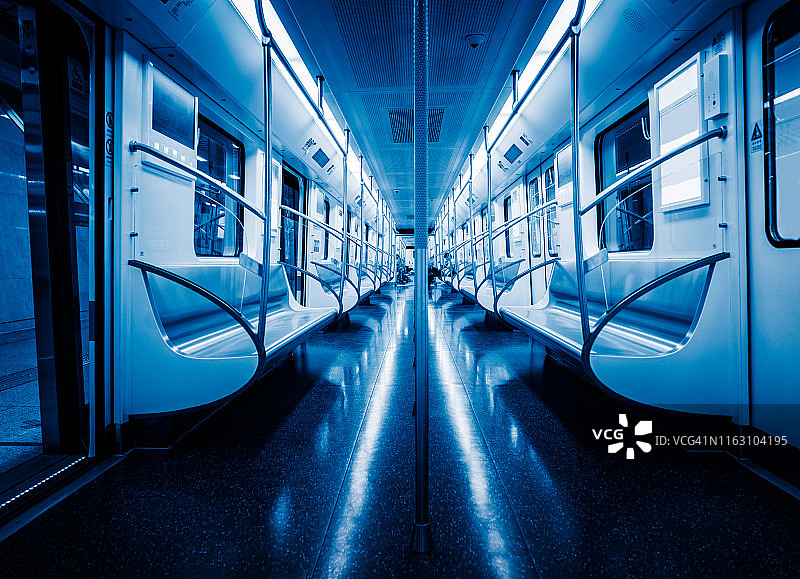 武汉地铁2号线，车厢内空无一人。图片素材