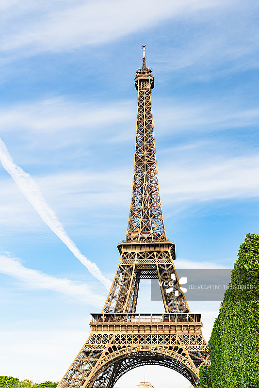 早上埃菲尔铁塔和巴黎城，法国巴黎图片素材