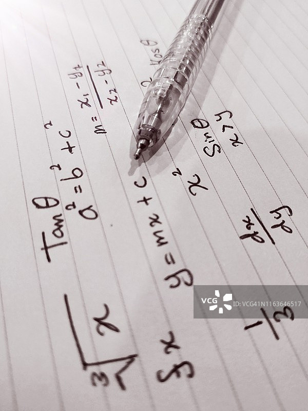 数学公式和符号手写在笔记本上的黑白图片素材