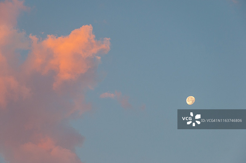 多云的黎明天空和月亮图片素材