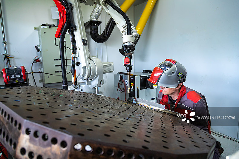 机器人焊接是在工厂中使用控制工人对零件进行焊接。图片素材