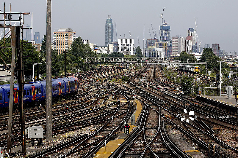 铁路和伦敦城市天际线图片素材