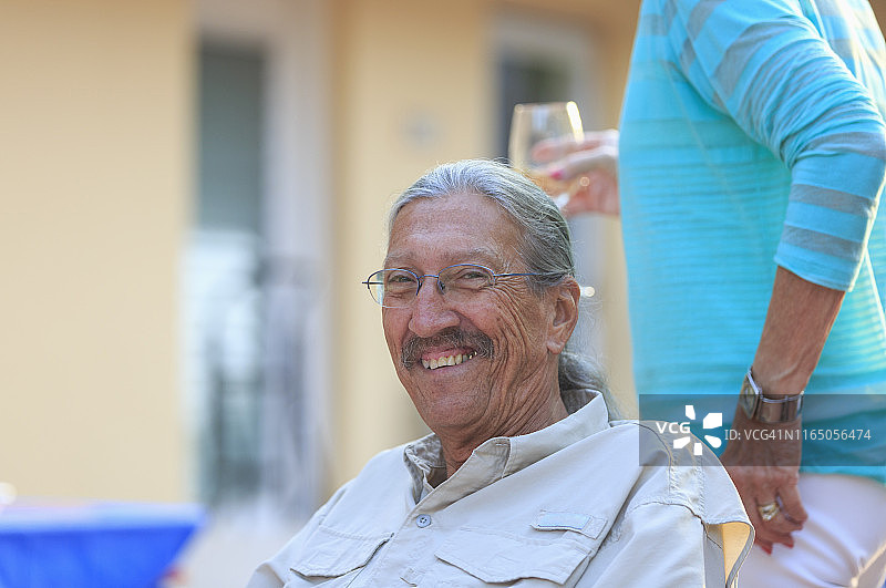 一个快乐的老人在聚会上的肖像图片素材