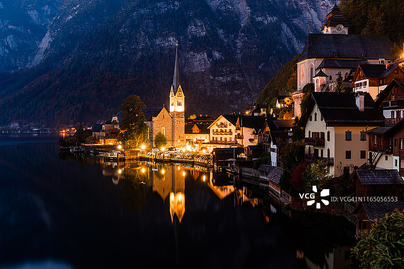 黄昏的风景著名的哈尔斯塔特山村与哈尔斯塔特湖，奥地利图片素材