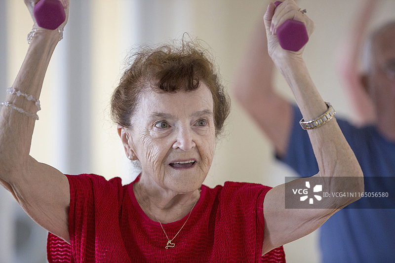 老年妇女在健身房锻炼图片素材
