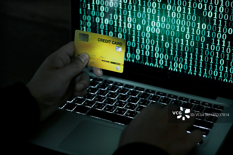 用笔记本电脑上的信用卡进行非法购物的黑客图片素材