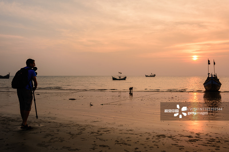 一位摄影师在孟加拉国考克斯巴扎尔的泰克纳夫圣马丁岛的传统渔船上捕捉日出之美图片素材