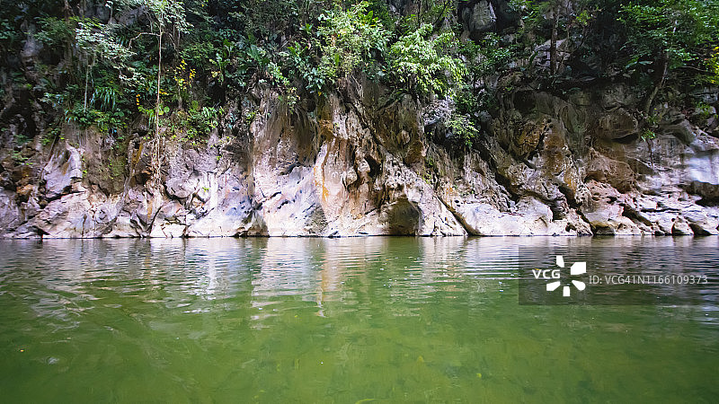 危地马拉热带雨林中的一条美丽的河流图片素材