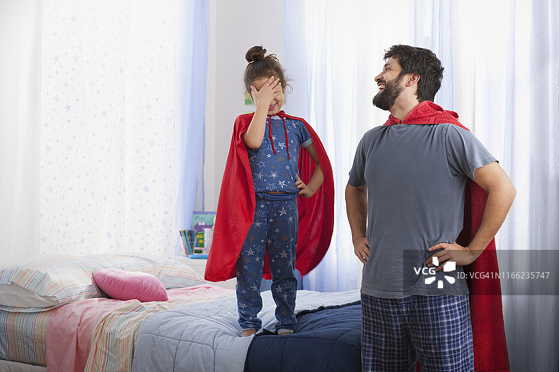 父亲和女儿穿着超级英雄的服装图片素材