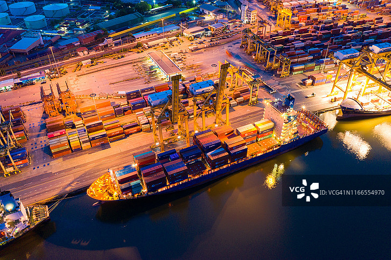 集装箱船在泰国曼谷码头堆场主要运输集装箱货物的物流系统图片素材