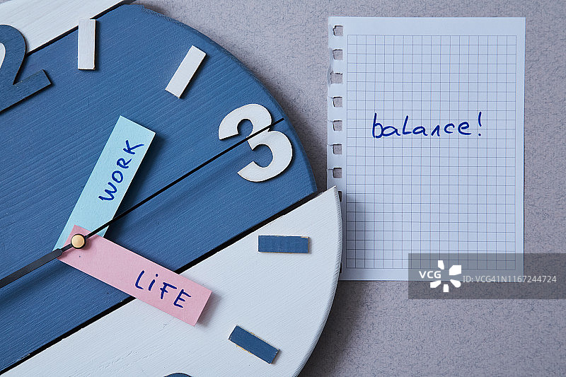 工作生活平衡选择理念。时钟特写和箭头说明图片素材