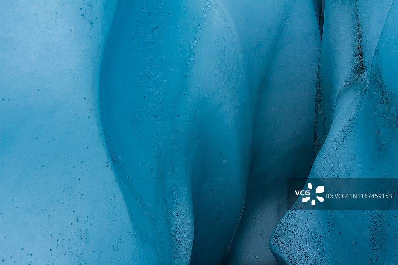 阿拉斯加马塔努斯卡冰川下弯曲的冰。图片素材