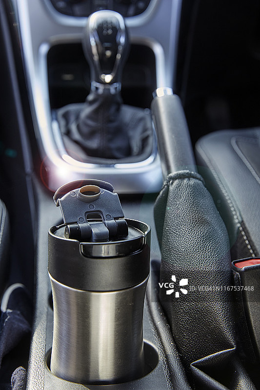 金属可重复使用的咖啡杯在咖啡杯支架内的汽车图片素材