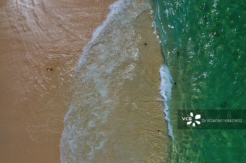 鸟瞰图的绿松石水冲击到沙滩图片素材
