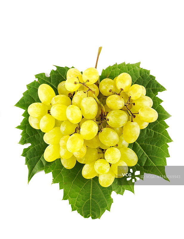 新鲜成熟的葡萄，叶子孤立在白色背景上图片素材