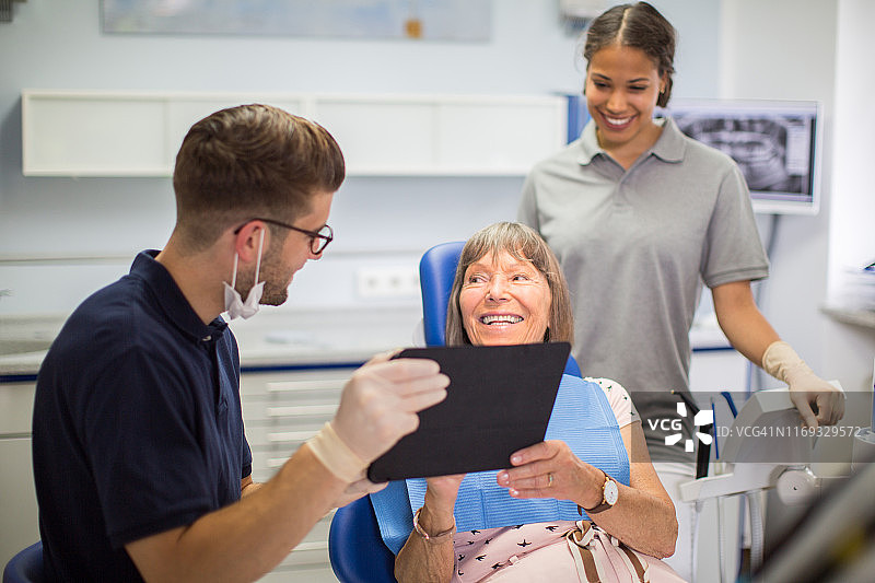 牙科医生讲解老年病人的治疗方法图片素材