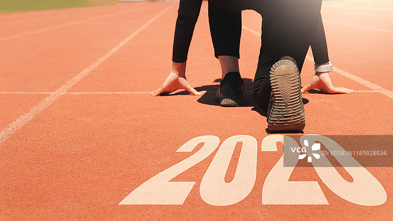 2020年新年，女运动员开始线上跑步，号码为2020。图片素材