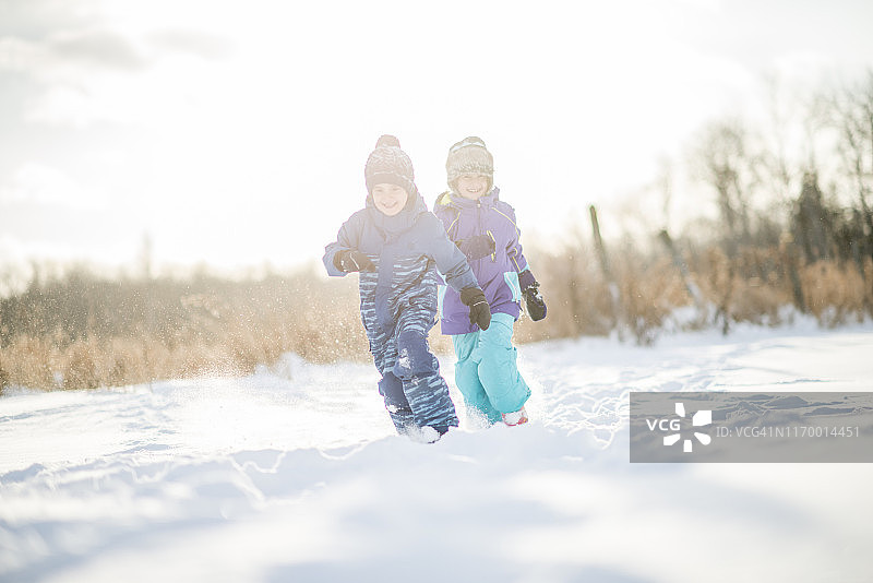 哥哥和妹妹在雪地里图片素材