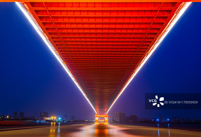 透过灯火通明的长江大桥底部图片素材