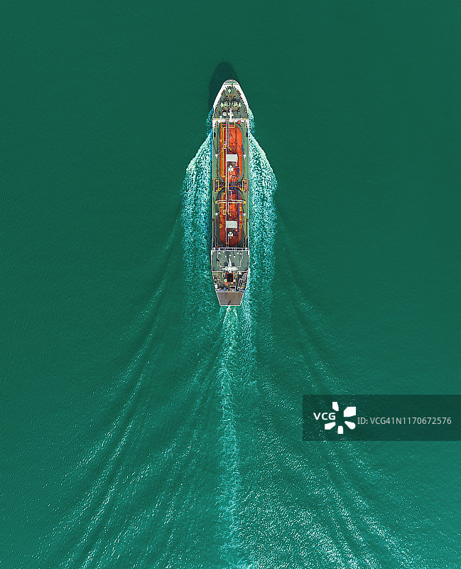 空中鸟瞰图石油或液化石油气船油轮运输原油从炼油厂在海上。图片素材