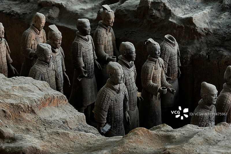 西安。中国中国西安附近的兵马俑。兵马俑是一组丧葬艺术，描绘了中国第一个皇帝秦始皇的军队。图片素材