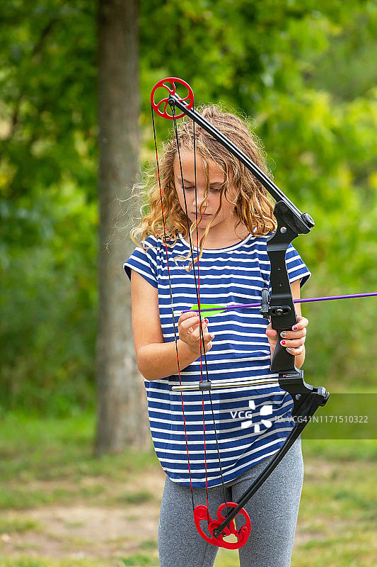 小女孩在户外射击场练习射箭图片素材