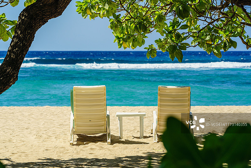 努沙杜瓦热带海滩上的两把躺椅图片素材