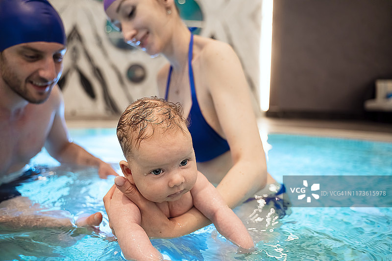 假期家长带宝宝在泳池游泳图片素材