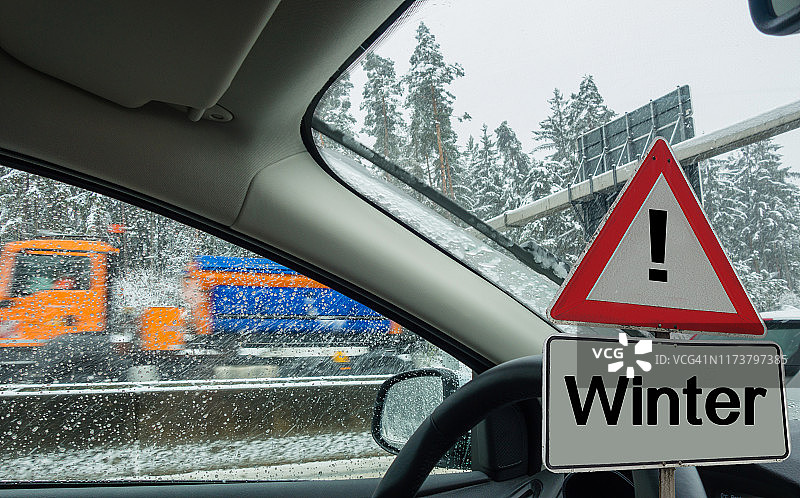 标志警示冬季高速公路图片素材