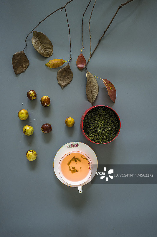 中国绿茶配月饼。这是中国中秋节的典型饮品和小吃图片素材