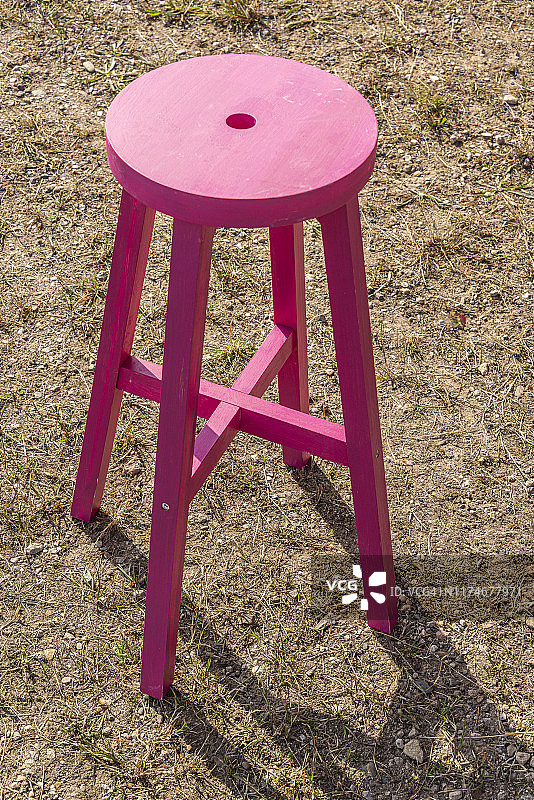 紫色的木凳站在草地上图片素材