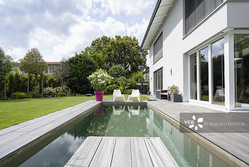 带游泳池的现代住宅图片素材