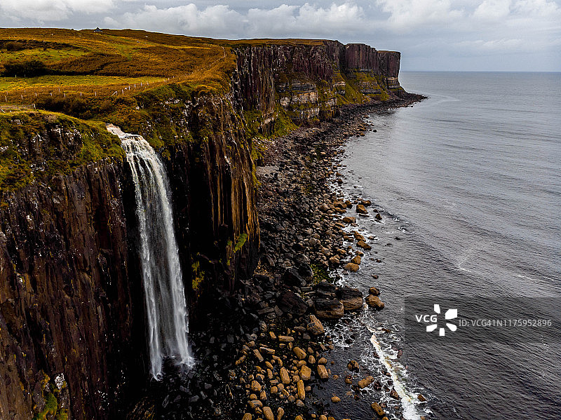 米特瀑布的鸟瞰图，位于苏格兰斯凯岛的海岸线上。图片素材