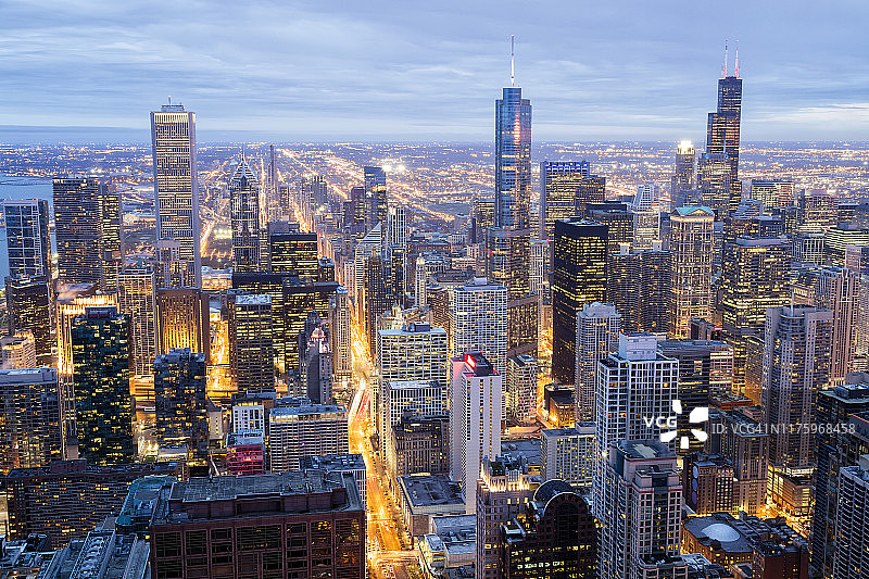 芝加哥市区鸟瞰图在黄昏，伊利诺伊州图片素材
