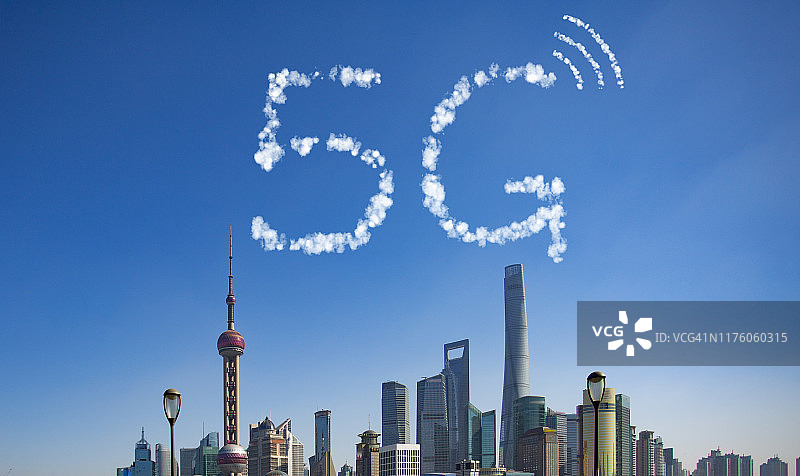 5G技术与计算机网络之间的连线，构筑了上海城市全景图片素材