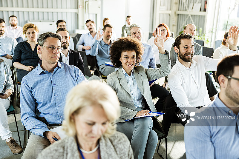 在董事会会议室里，快乐的企业家们举起了他们的手。图片素材