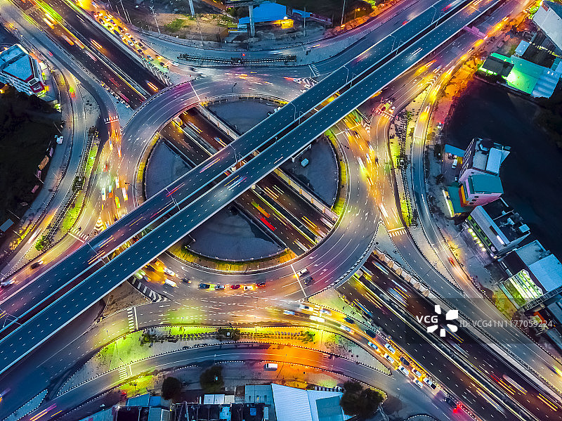 鸟瞰图高速公路公路环岛十字路口或在蓝色小时在泰国或未来的概念交通圈。图片素材