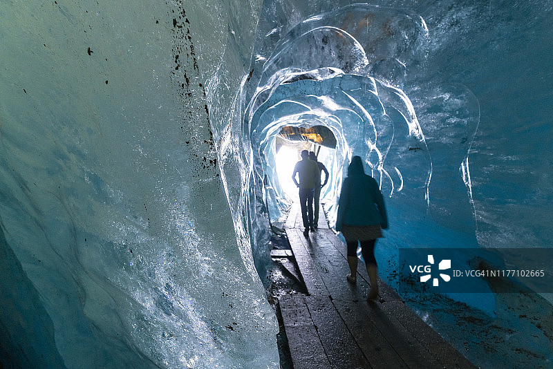 游客在瑞士罗纳冰川内的冰洞中图片素材