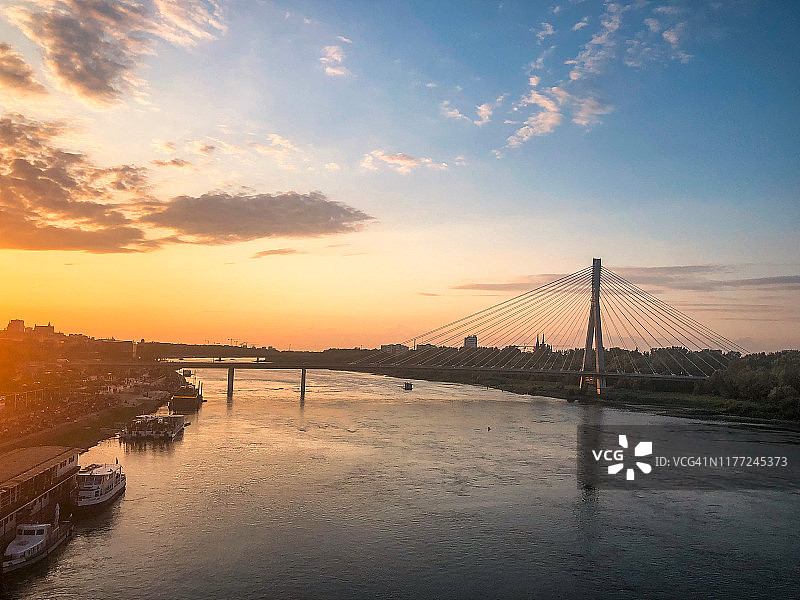 华沙高速公路大桥的日落景观图片素材