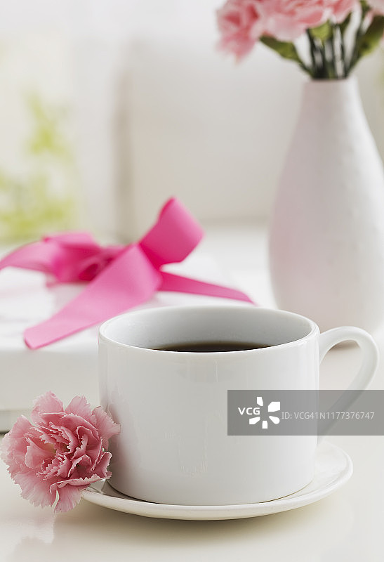 咖啡杯，鲜花和礼盒图片素材