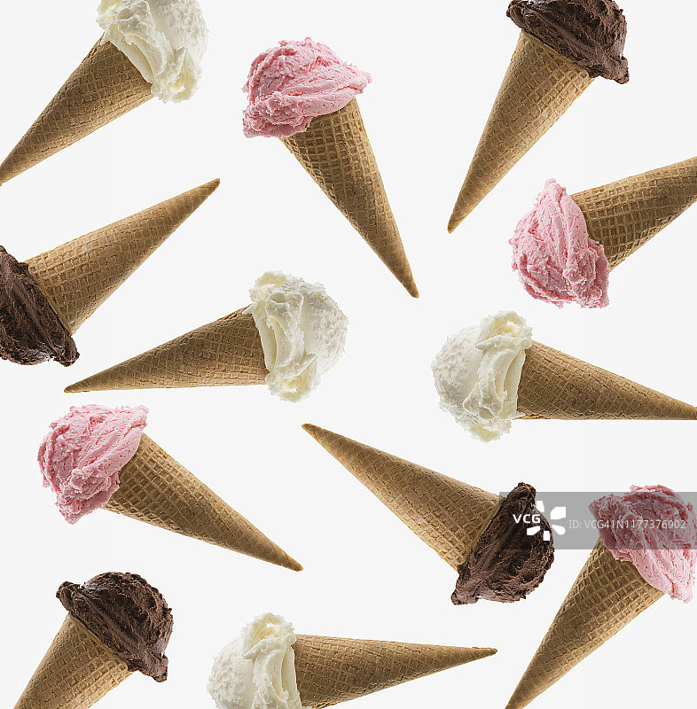 白色背景上的甜筒冰淇淋图片素材