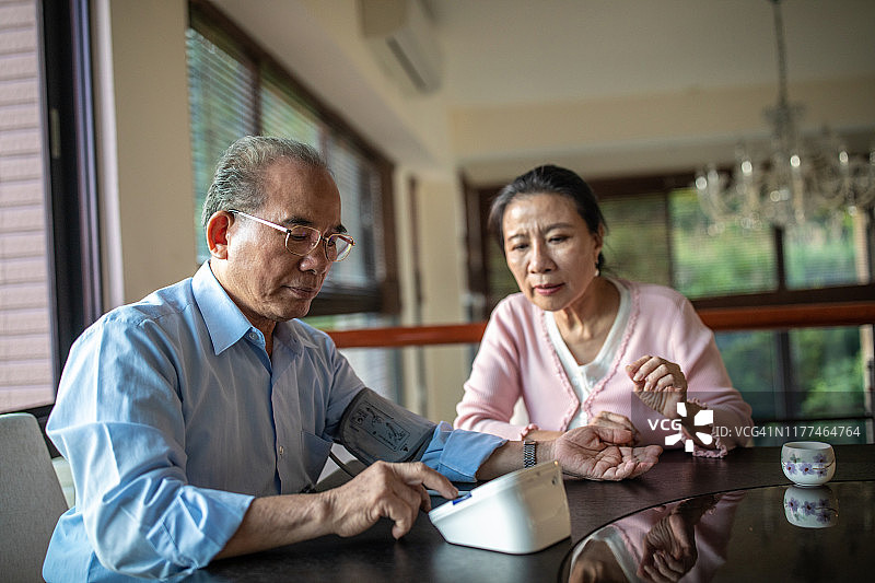 老人在家和妻子一起测血压图片素材