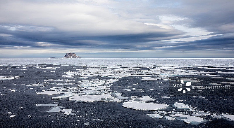 斯瓦尔巴群岛的浮冰图片素材