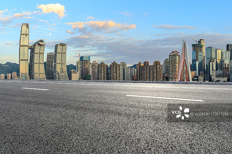 日落时分，沥青路穿过重庆市金融区图片素材